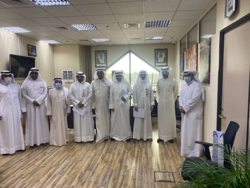 العتيبي والسلمان يتوسطان عدداً من مهندسي «الكهرباء» و«اتحاد المكاتب»