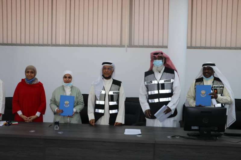 الفريقان عقب توقيع البروتوكول