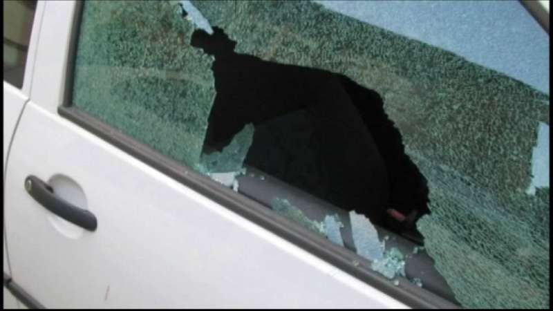 الشاكي فوجئ بعد عودته لمركبته بكسر زجاجها