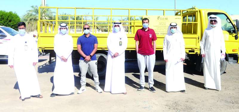 المشاركون في حملة محافظة مبارك الكبير على الإعلانات المخالفة 