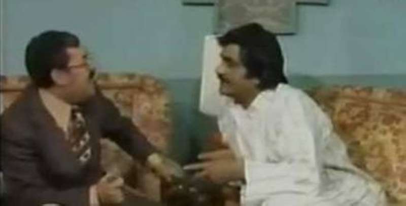 الراحل عبدالحسين عبدالرضا والخواجة بيجو في مشهد من «درب الزلق»