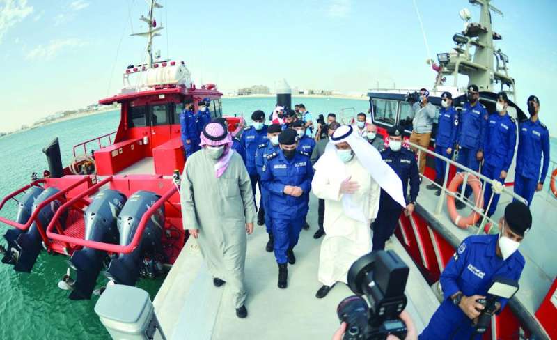 الاطلاع على تجهيزات المركز	(تصوير نايف العقلة)