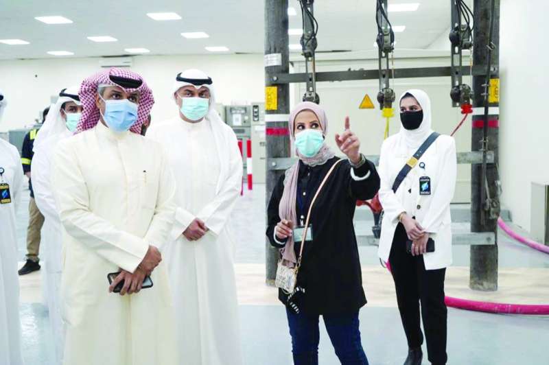 جانب من جولة الوزير الفاضل بمركز تدريب «قطاع الشبكات» في منطقة السلام