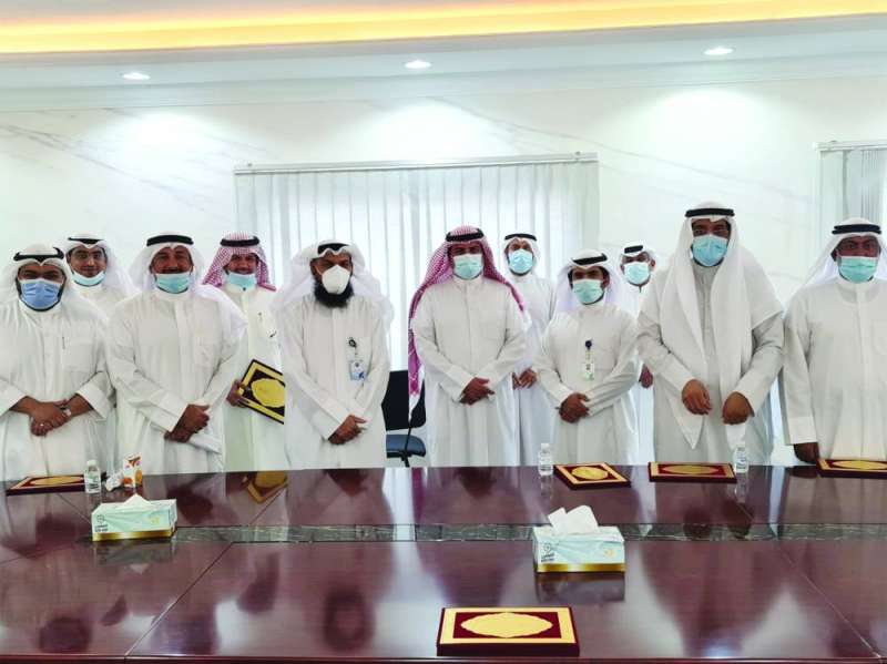 الرشيدي والسبيعي والخشم يتوسطون المكرمين من موظفي الإدارة