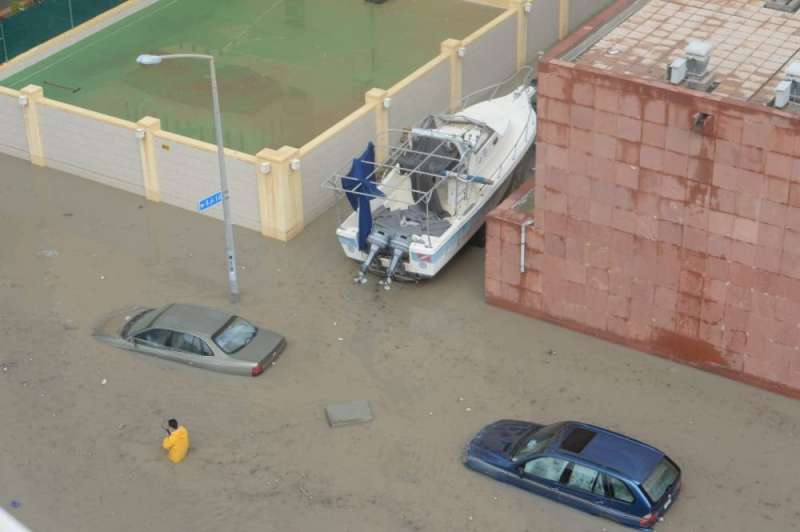 غرق الشوارع خلال موجة الأمطار الأخيرة (تصوير أسعد عبدالله)