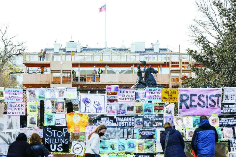 عمال يقيمون منصة عرض أمام البيت الأبيض	 (رويترز)