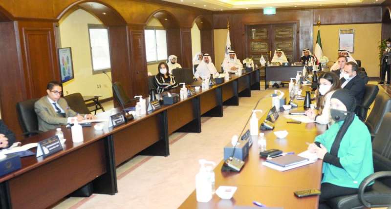 جانب من اجتماع «نزاهة» مع الفريق الدولي وجمعية الشفافية (تصوير سعود سالم)