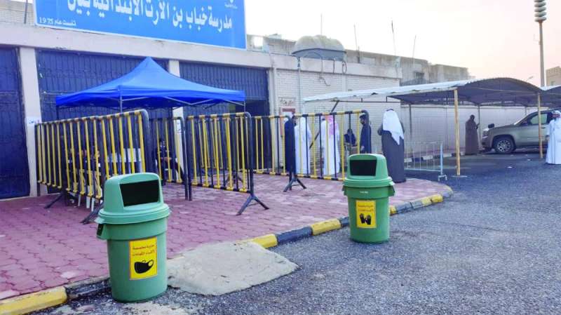 حاويتان مخصصتان للكمامات