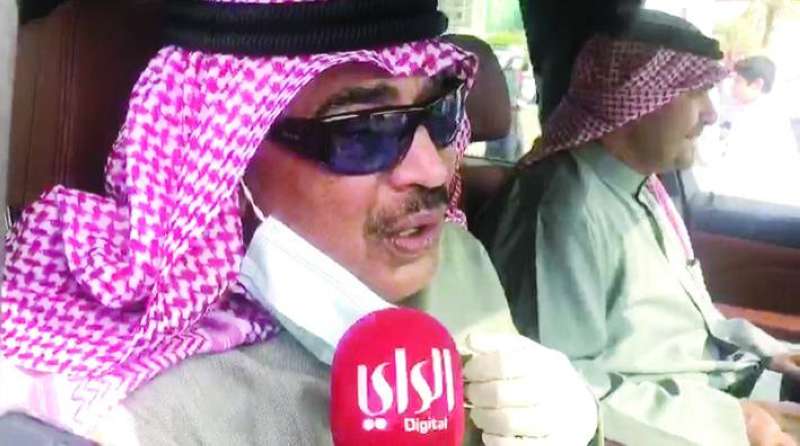 الخالد يتحدّث لـ«الراي» ويبدو الوزير أنس الصالح