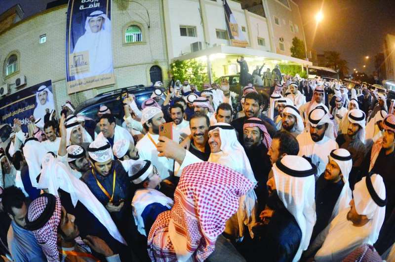 مساعد المطيري أحد الوجوه الجديدة يحتفل مع أنصاره	(تصوير نايف العقلة)