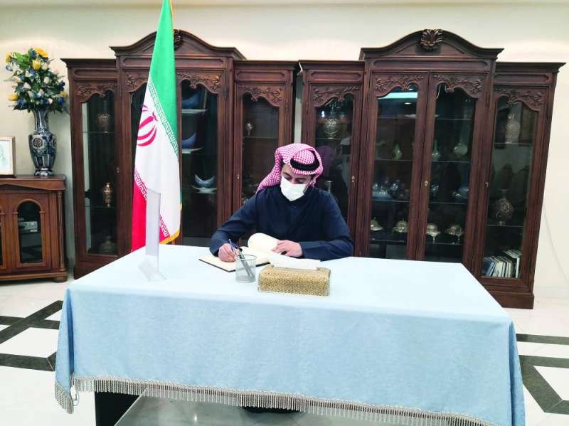 السفير القطري يدوّن تعازيه