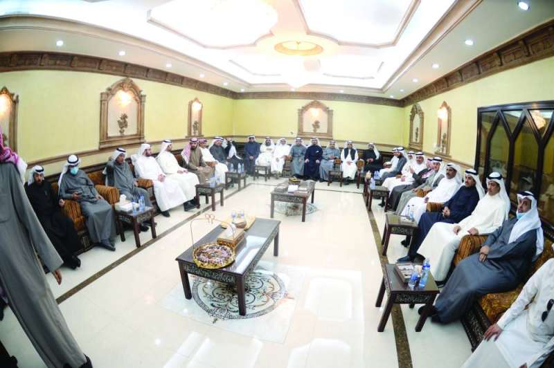 لقطة عامة للمجتمعين	(تصوير أسعد عبدالله)