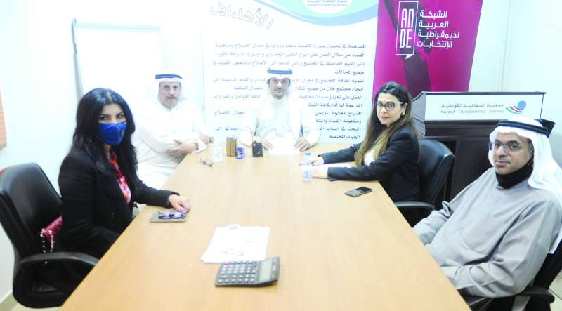 ممثلو «الشفافية» خلال إعلانهم التوصيات	(تصوير سعود سالم)