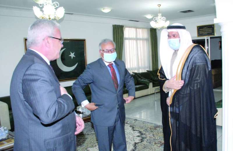 السفير الباكستاني يتلقى تعازي نظيره الفلسطيني والقائم بالأعمال البحريني	(تصوير سعود سالم)