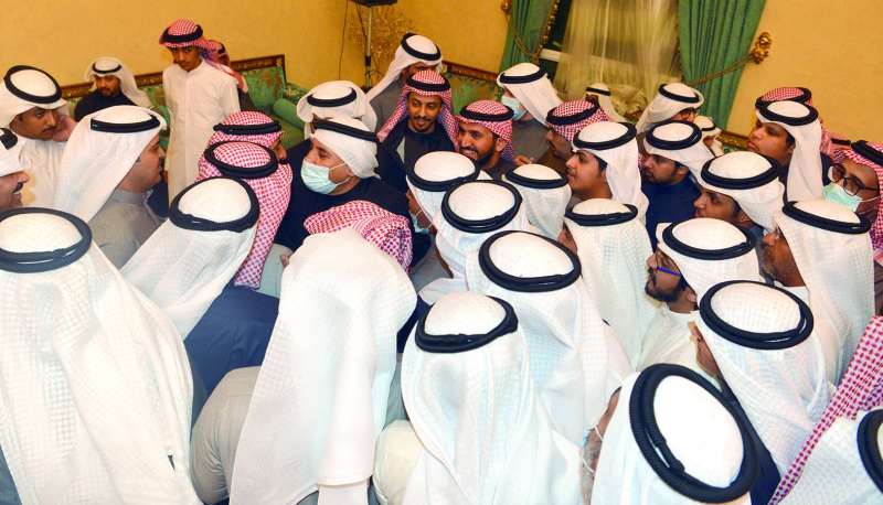 الخنفور محاطاً بأنصاره وناخبيه 	(تصوير نايف العقلة)