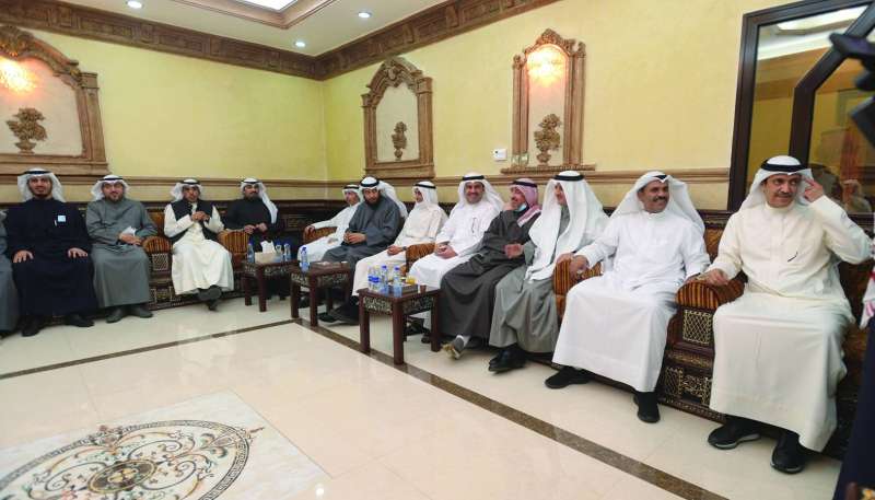 جانب من اجتماع النواب في ديوان الداهوم الاثنين الماضي