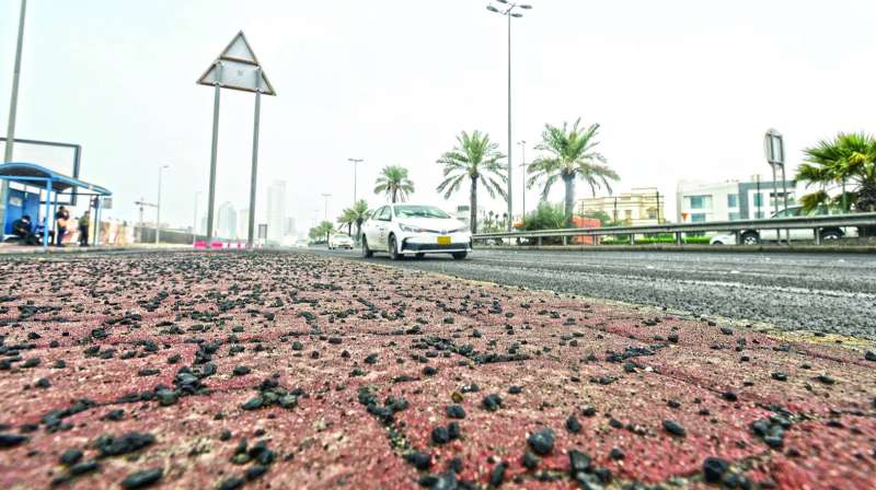 تطاير الحصى مشكلة تتجدد كل سنة 	(تصوير أسعد عبدالله)