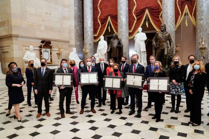 أعضاء جدد في الكونغرس الـ 116 يلتقطون صورة جماعية مع أعضاء منتهية ولايتهم في مبنى الكابيتول في واشنطن أول من أمس (رويترز)