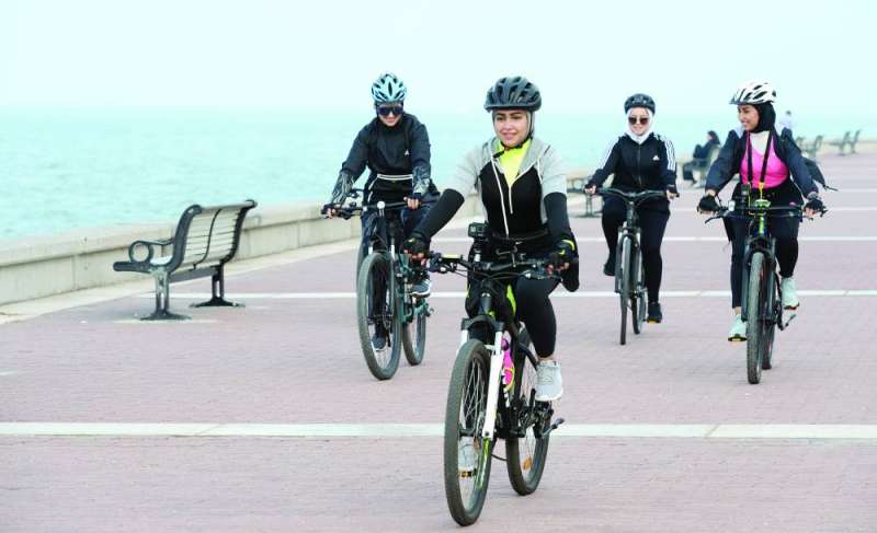 سيدات يمارسن رياضة ركوب الدراجات الهوائية على شارع الخليج	(تصوير أسعد عبدالله)
