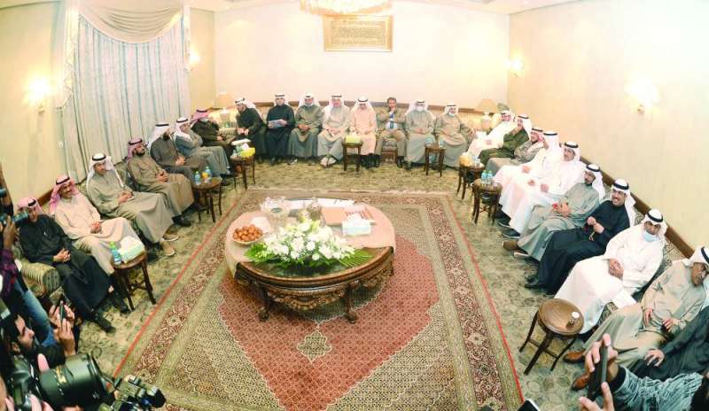 لقطة عامة للمجتمعين في ديوان عبدالكريم الكندري أمس	 (تصوير أسعد عبدالله)