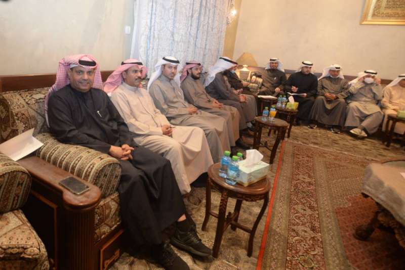 جانب من اجتماع النواب الأربعاء الماضي في ديوان عبد الكريم الكندري (تصوير أسعد عبدالله)