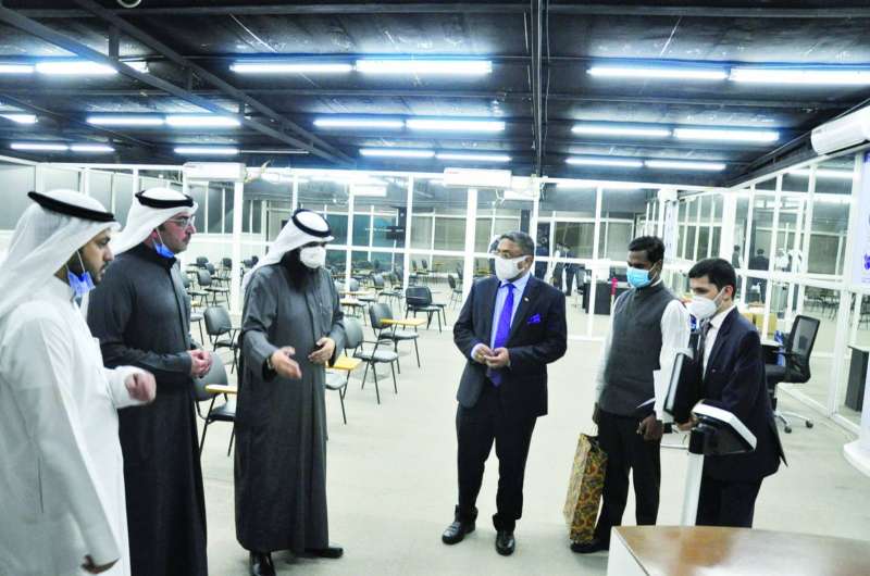 العتل يقدم شرحاً للسفير في قاعة استقبال المهندسين للاعتماد