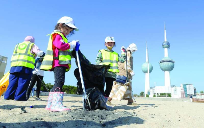 طفلتان تشاركان في حملة تنظيف شاطئ الأبراج      	     		   (تصوير أسعد عبدالله)