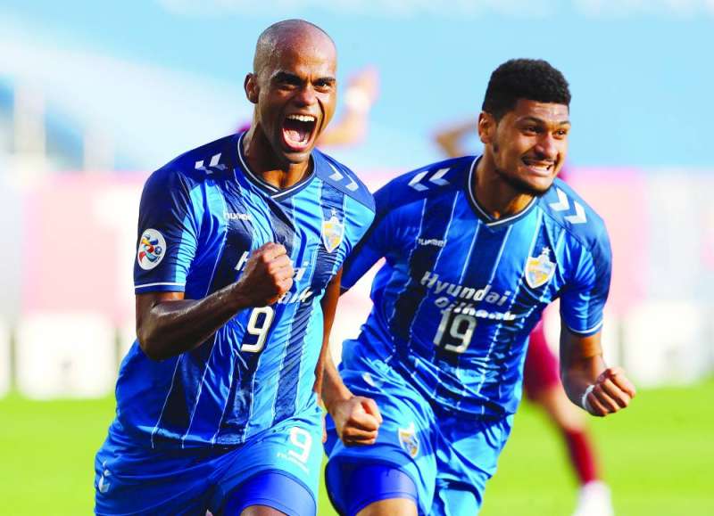 نيغراو يحتفل بالهدف القاتل مع زميله بيورن يونسن (رويترز)