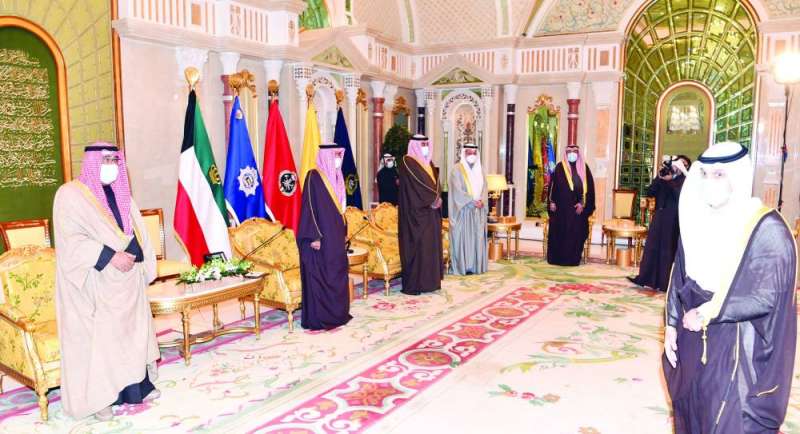 سمو الأمير متوسطاً سمو ولي العهد والخالد لدى أداء الوزراء اليمين الدستورية