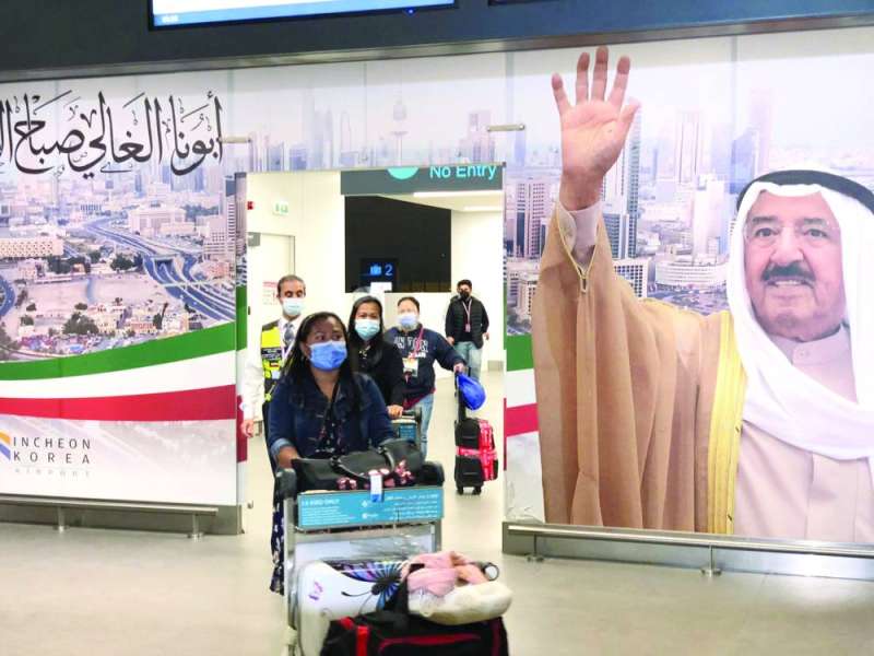 خروج العاملات من صالة الوصول