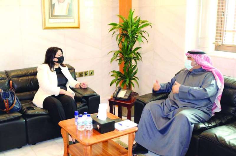 العتيبي مستقبلاً الفارس في مكتبه