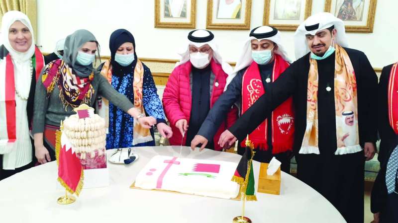 قص قالب الحلوى احتفالاً بالمناسبة