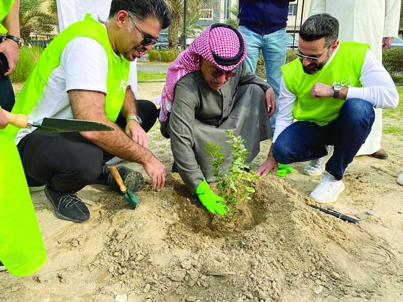 اليوسف والعيسى يغرسان شجرة