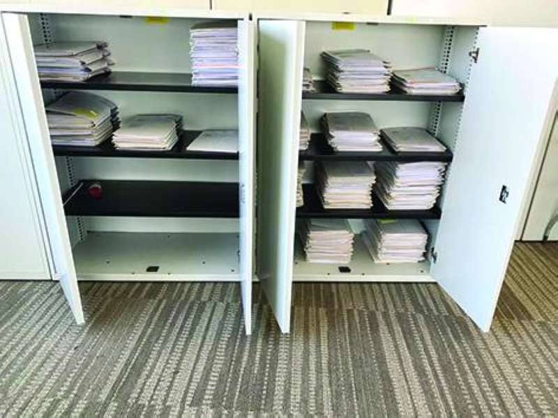 ملفات محفوظة في خزانات مفتوحة أبوابها من دون وجود أقفال