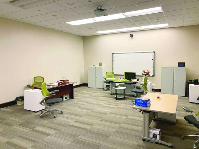 جهاز كمبيوتر يتيم يتناوب عليه الموظفون