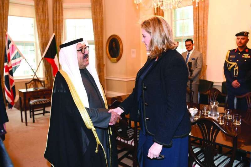 مصافحاً وزيرة الدفاع البريطانية السابقة 