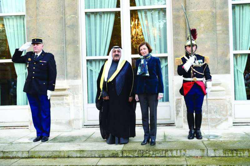 الراحل بمعية وزيرة الدفاع الفرنسية