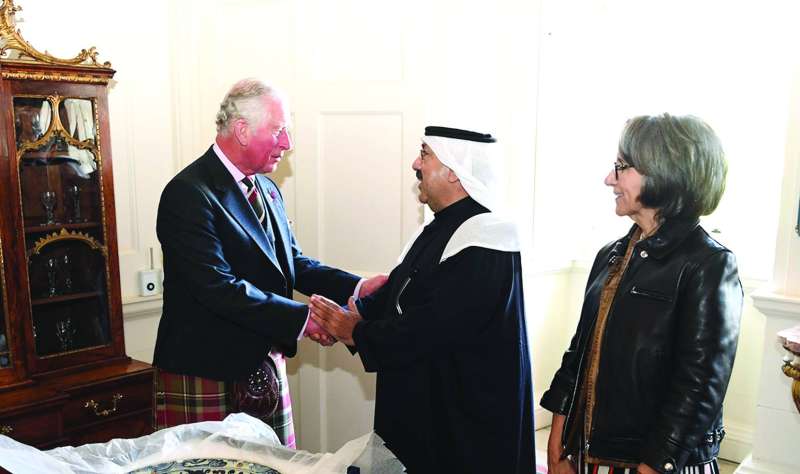 ... ومصافحاً ولي عهد بريطانيا الأمير تشارلز