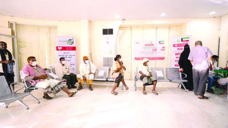 عدد من مرضى العيون في لحج ينتظرون دورهم للفحص والعلاج