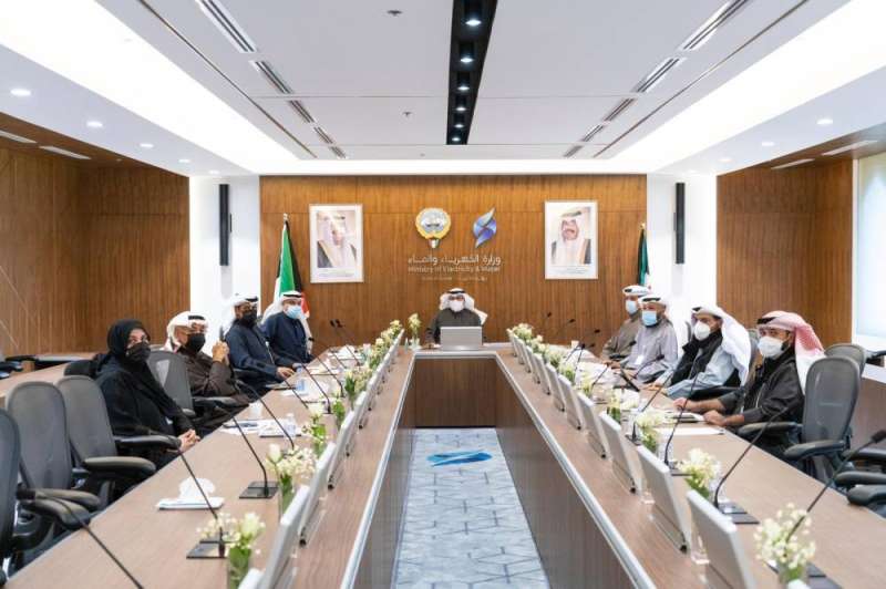 محمد الفارس مجتمعا بوكلاء «الكهرباء»