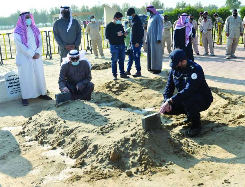 قراءة الفاتحة على قبر الراحل