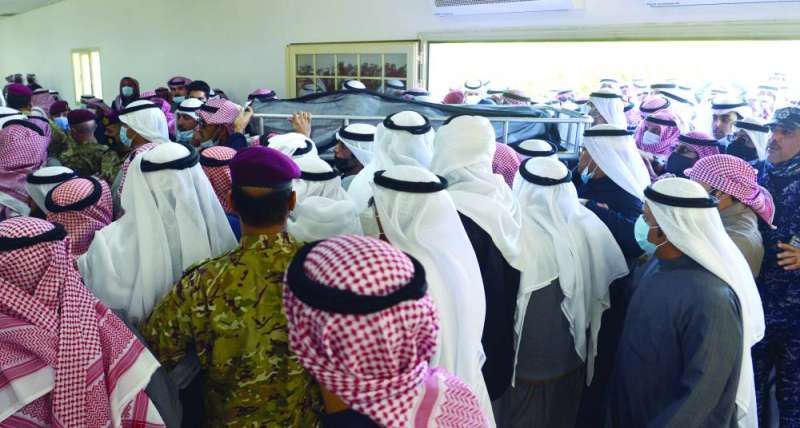 جثمان الفقيد محمولاً خلال التشييع	 (تصوير نايف العقلة)