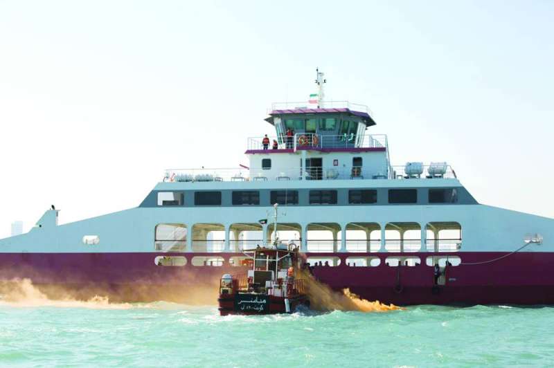 زورق إطفاء يقترب من ناقلة الركاب