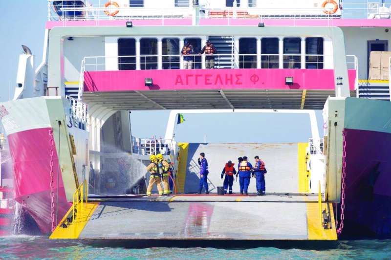 إنزال رجال الإطفاء على متن الناقلة وبدء الإطفاء والإنقاذ