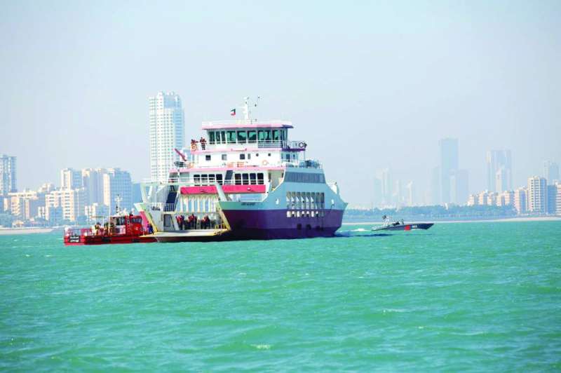 زورق إطفاء يستعد للتعامل مع حادثة الناقلة 