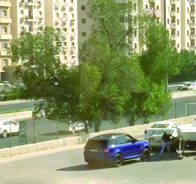 قائد المركبة يحاول دهس «صديقه»