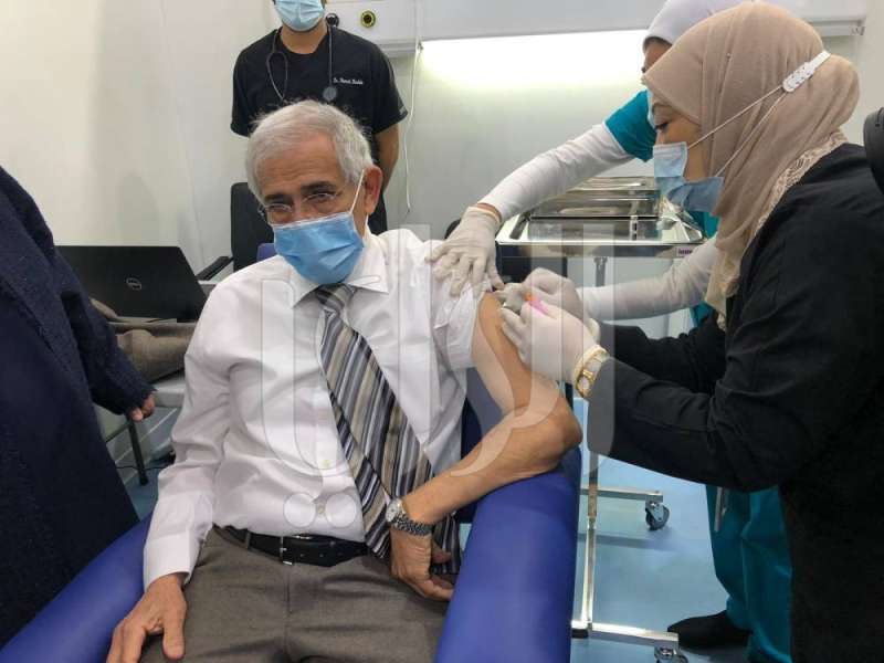 رئيس جمعية الهلال الأحمر يتلقى التطعيم