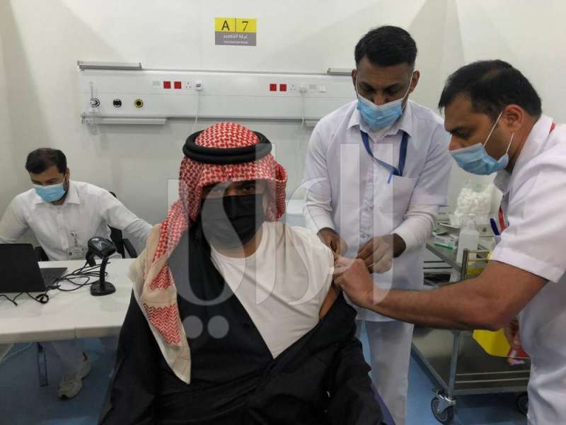 الوزير أنس الصالح يتلقى التطعيم