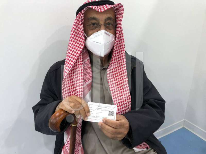 أول مواطن يتلقى جرعة التطعيم