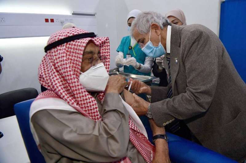 يوسف النصف (بوعمر) أول مواطن يتلقى التطعيم من قبل الدكتور هلال الساير